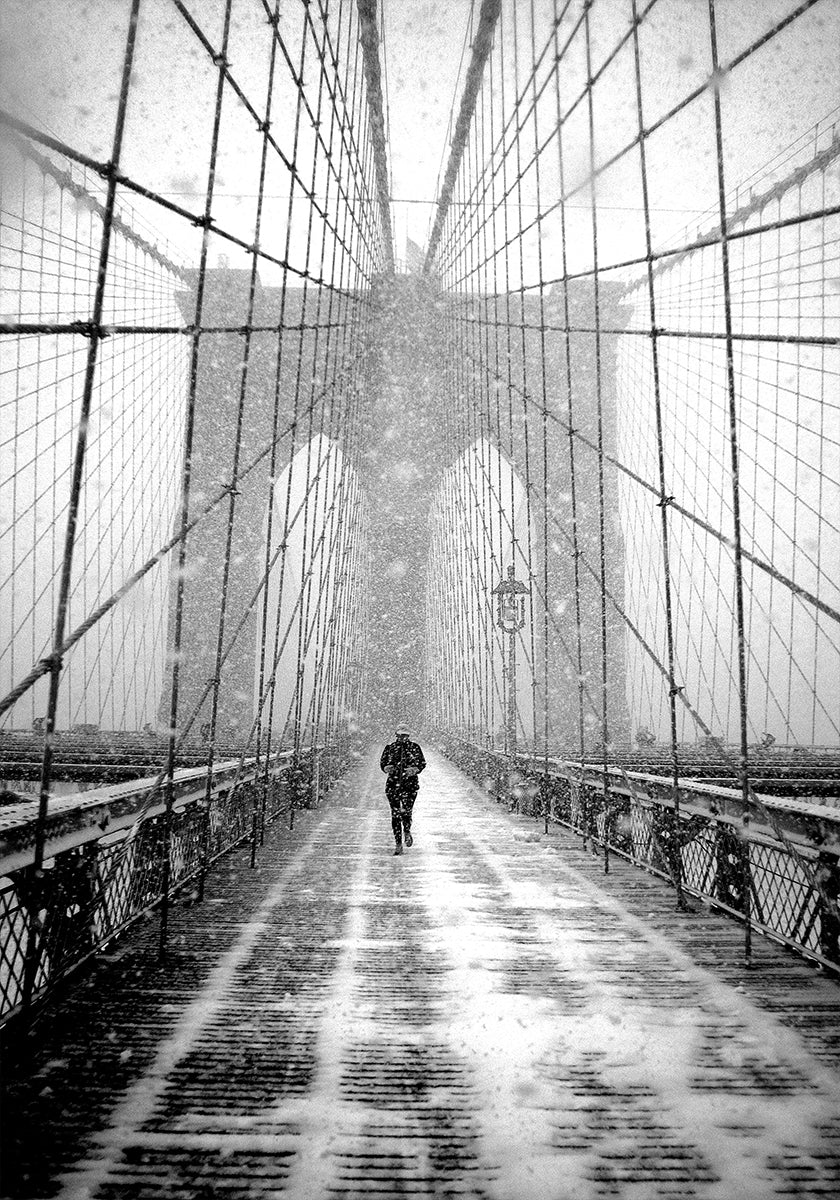 New York Walker im Blizzard – Brooklyn Bridge Poster