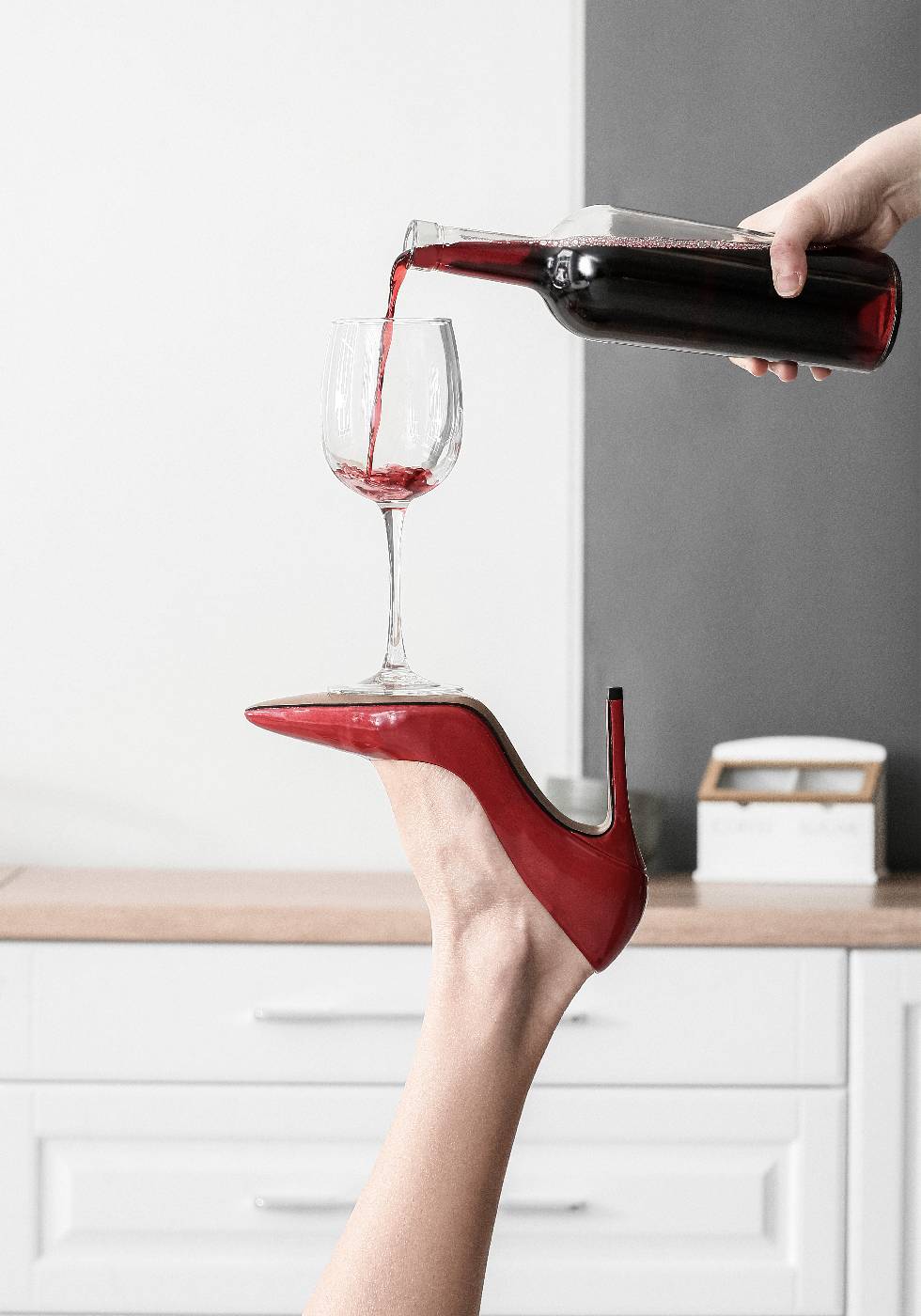 Pouring Red Wine Heels Poster - Posterbox.no