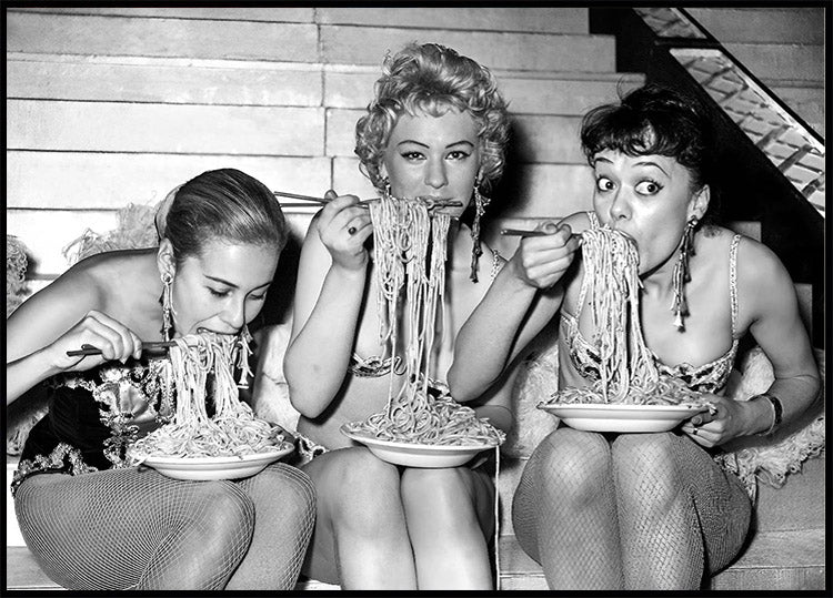 Frauen essen Spaghetti Poster - Posterbox.no