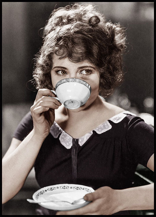 Trinken aus Teetasse Poster - Posterbox.no