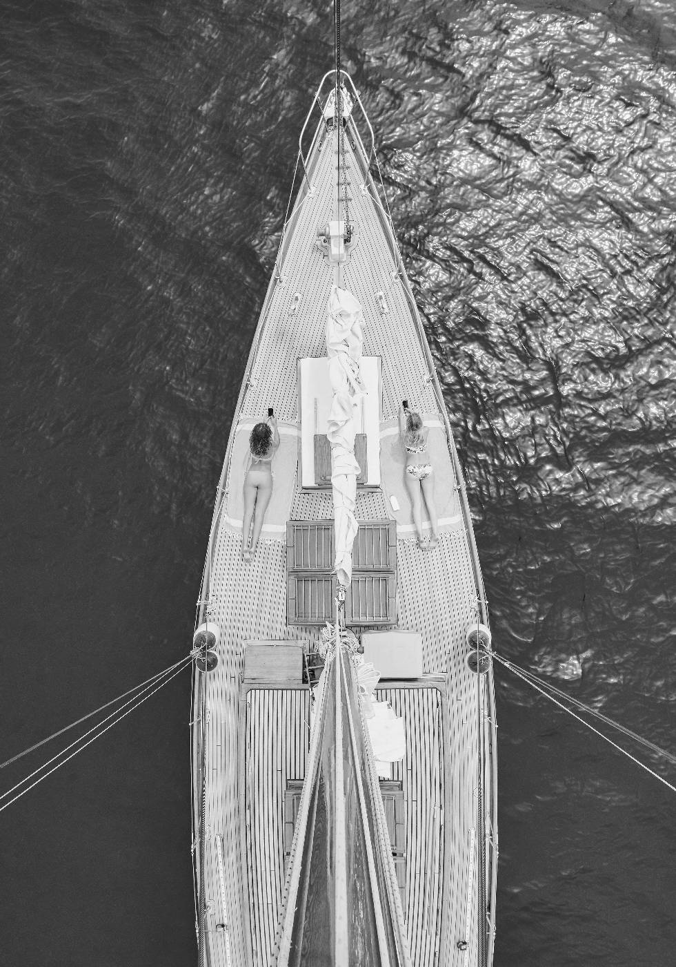 Frauen beim Sonnenbaden auf dem Boot Poster - Posterbox.no