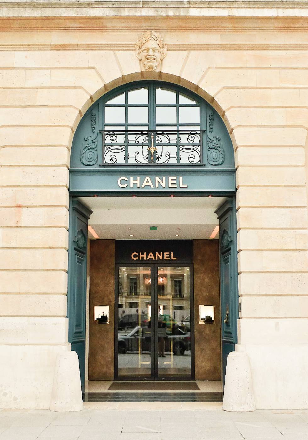 Chanel Where Elegance Meets Style – Schaufensterposter – Posterbox.no