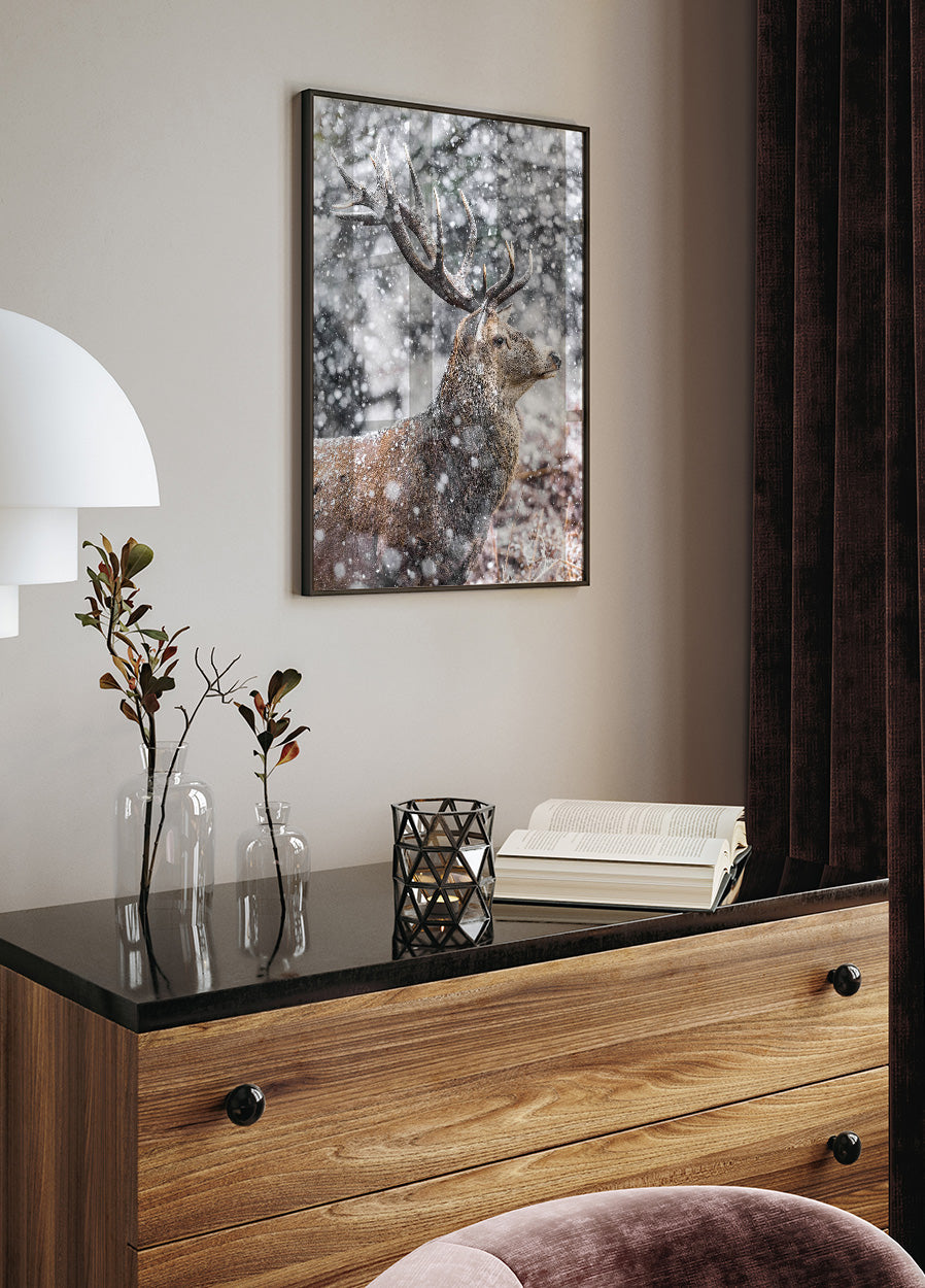 Roter Hirsch bei Schneefall Poster - Posterbox.dk