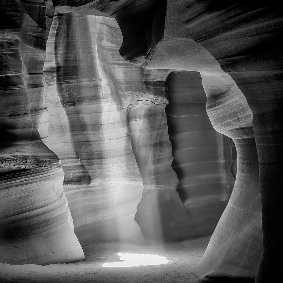 MONOCHROME ANTELOPE CANYON Wunderschönes Lichtstrahl-Poster