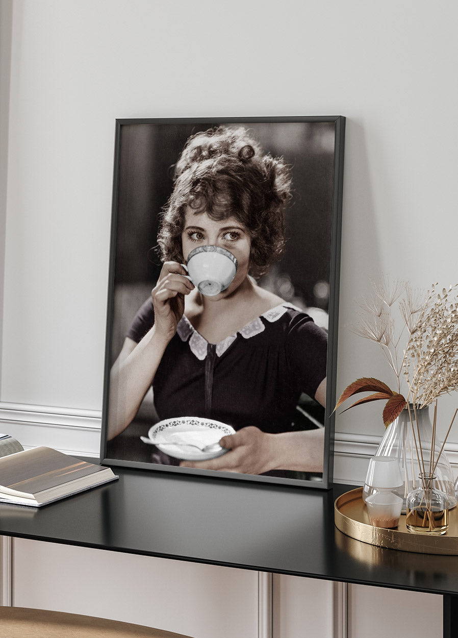 Trinken aus Teetasse Poster - Posterbox.no
