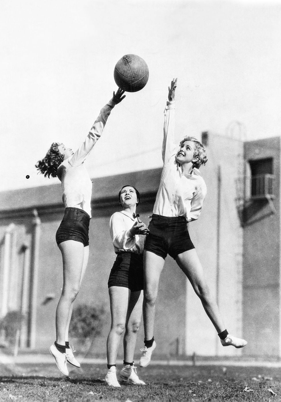 Frauen spielen Basketball Poster - Posterbox.no