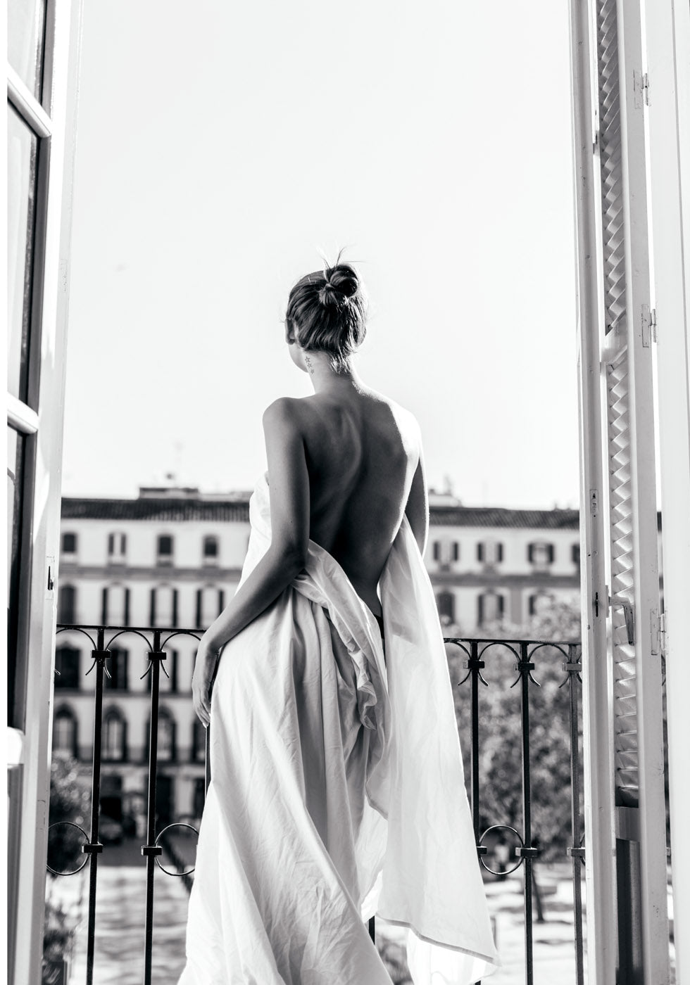 Frauen im weißen Kleid im Fenster Poster - Posterbox.no