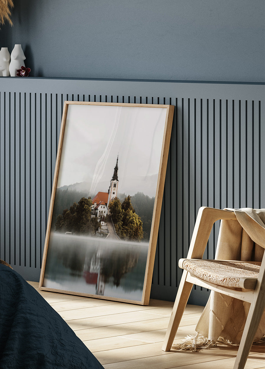 Eine Kirche auf einer Insel mitten im Bleder See Poster - Posterbox.dk