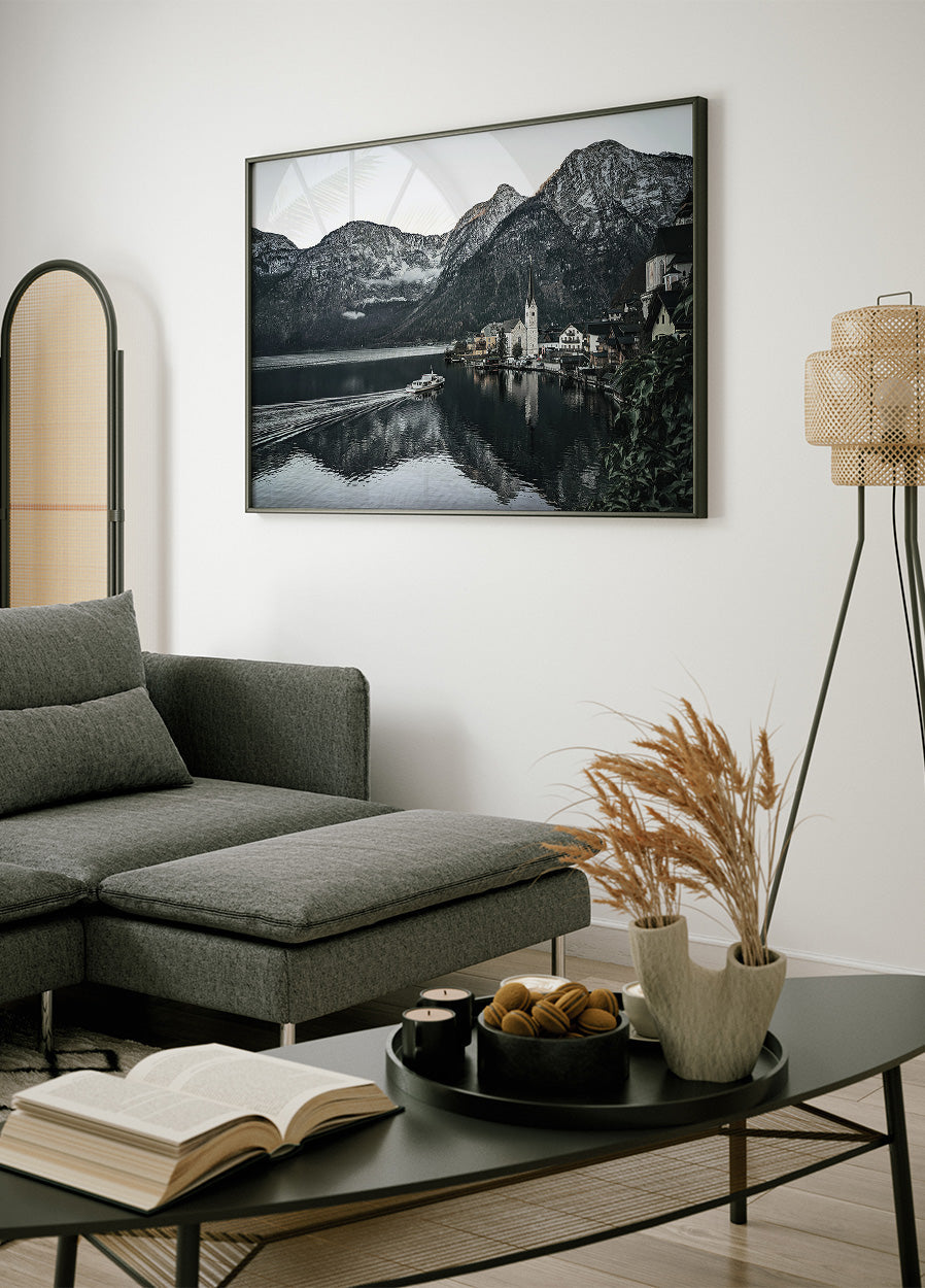 Ein Boot im Fluss entlang des Hallstatt-Posters - Posterbox.dk