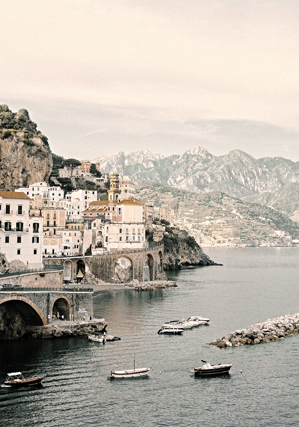 Poster „Coastal Village Tranquility“ - Posterbox.dk