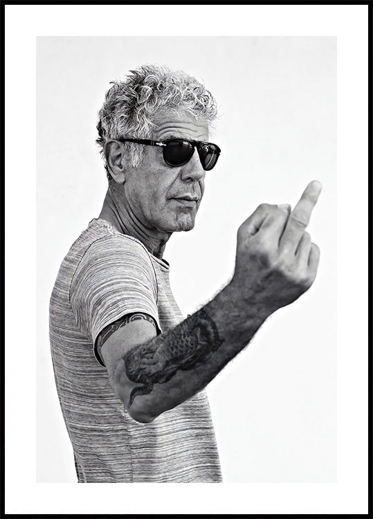 Anthony Bourdain Mittelfinger Poster - Posterbox.dk