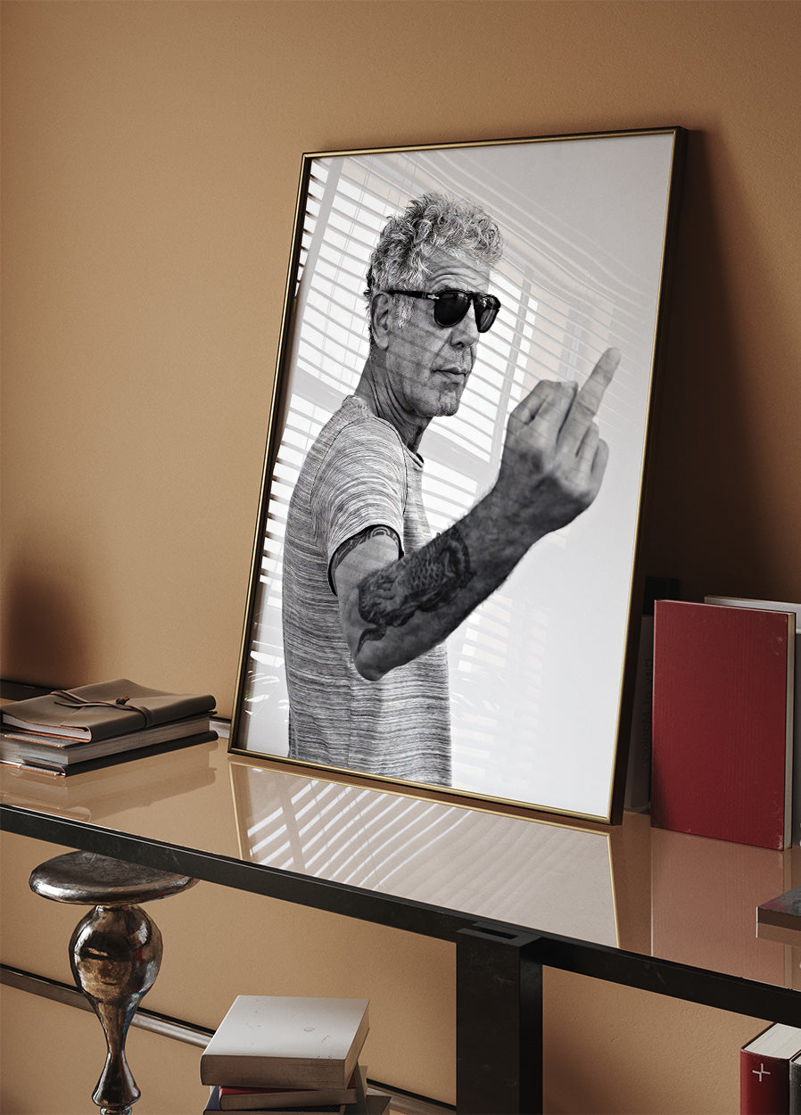 Anthony Bourdain Mittelfinger Poster - Posterbox.dk