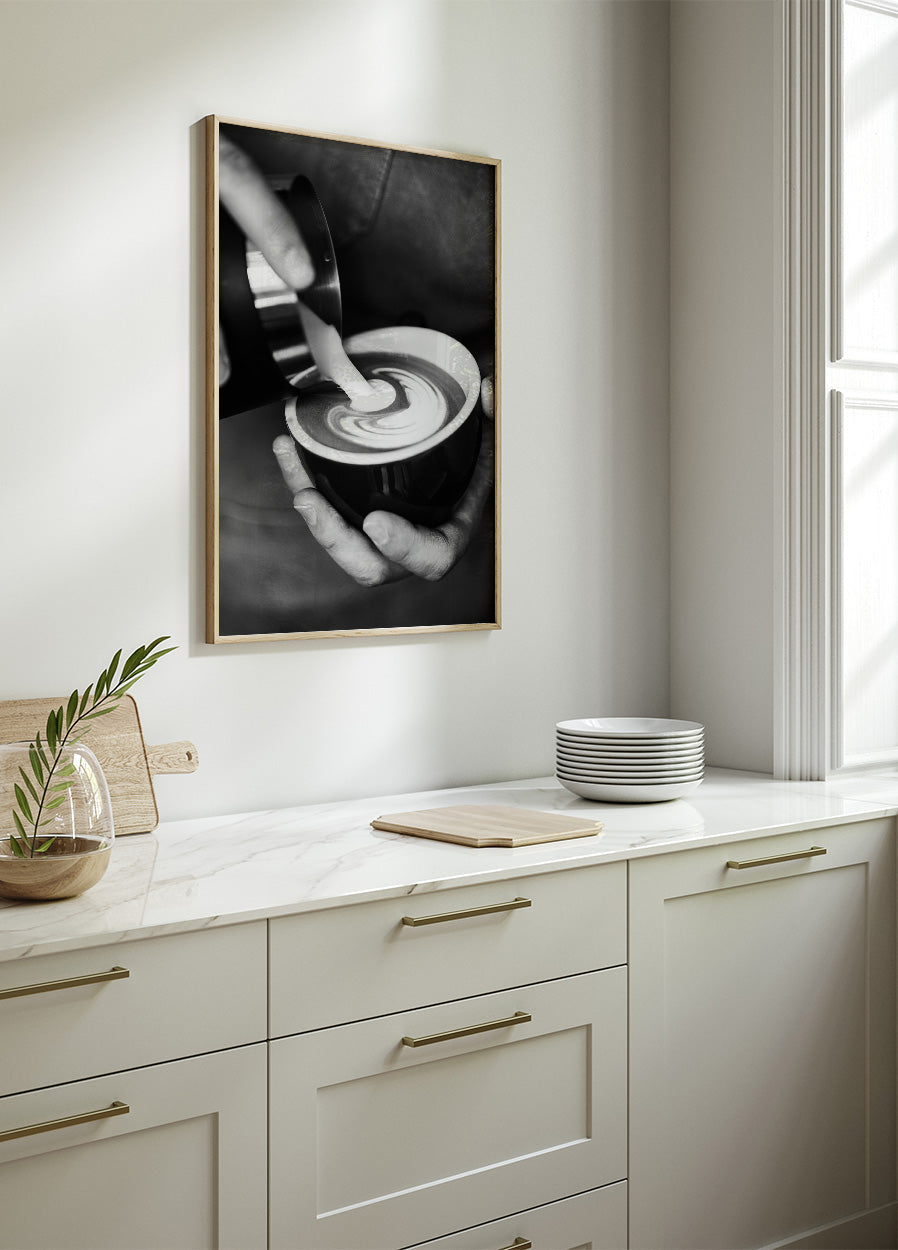 Poster „Barista bereitet Latte-Kaffee zu“ – Posterbox.dk