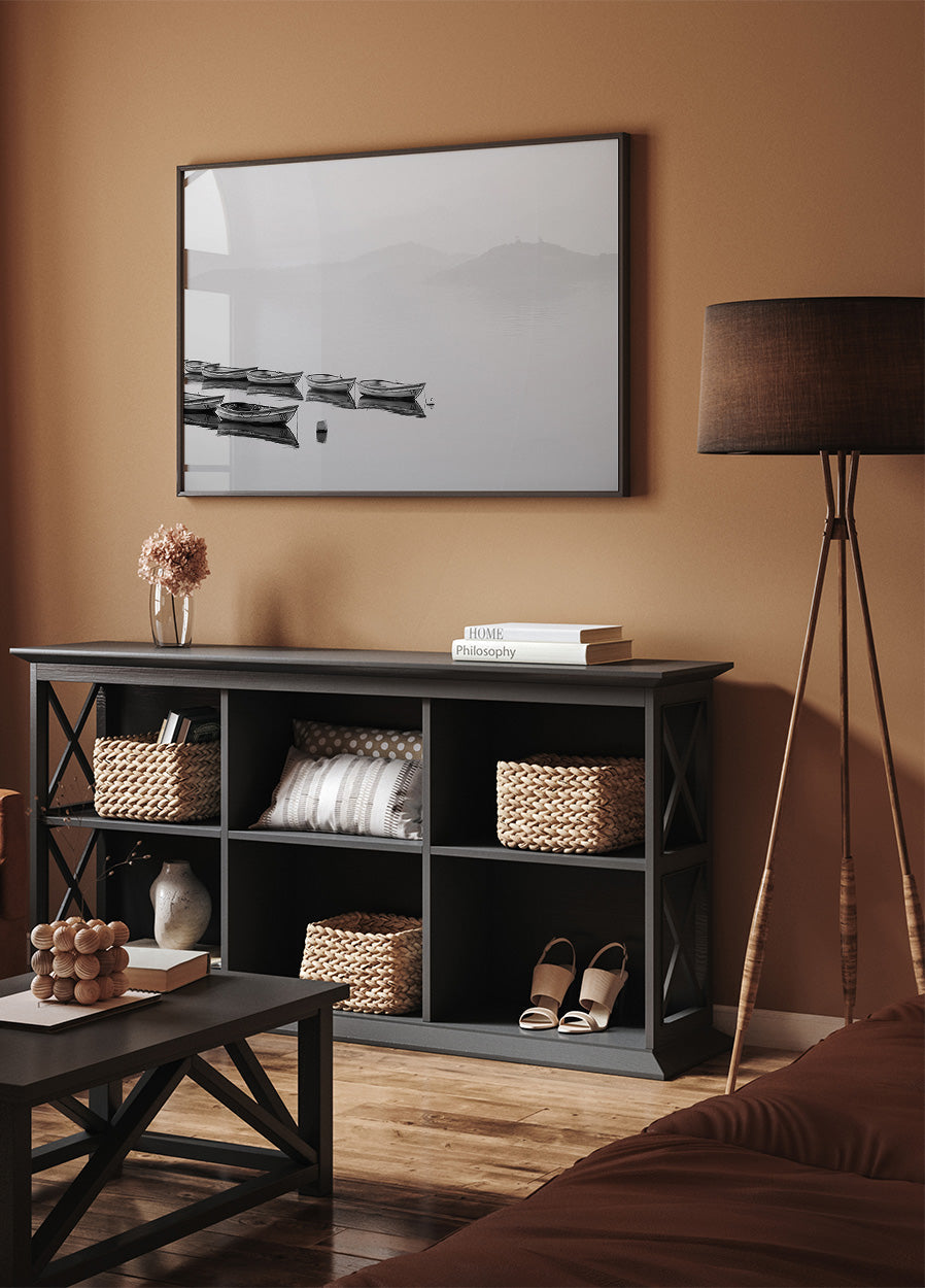 Boote in einem nebligen See Poster - Posterbox.dk