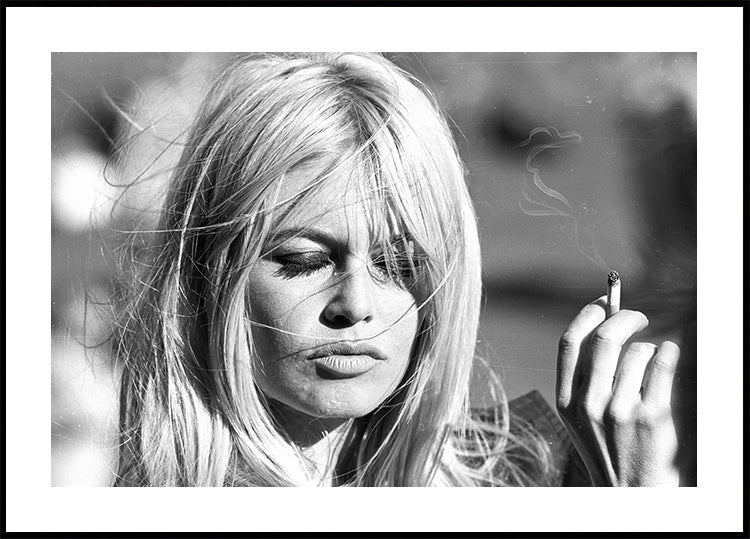 Brigitte Bardot mit Zigarette im Wind Poster - Posterbox.dk