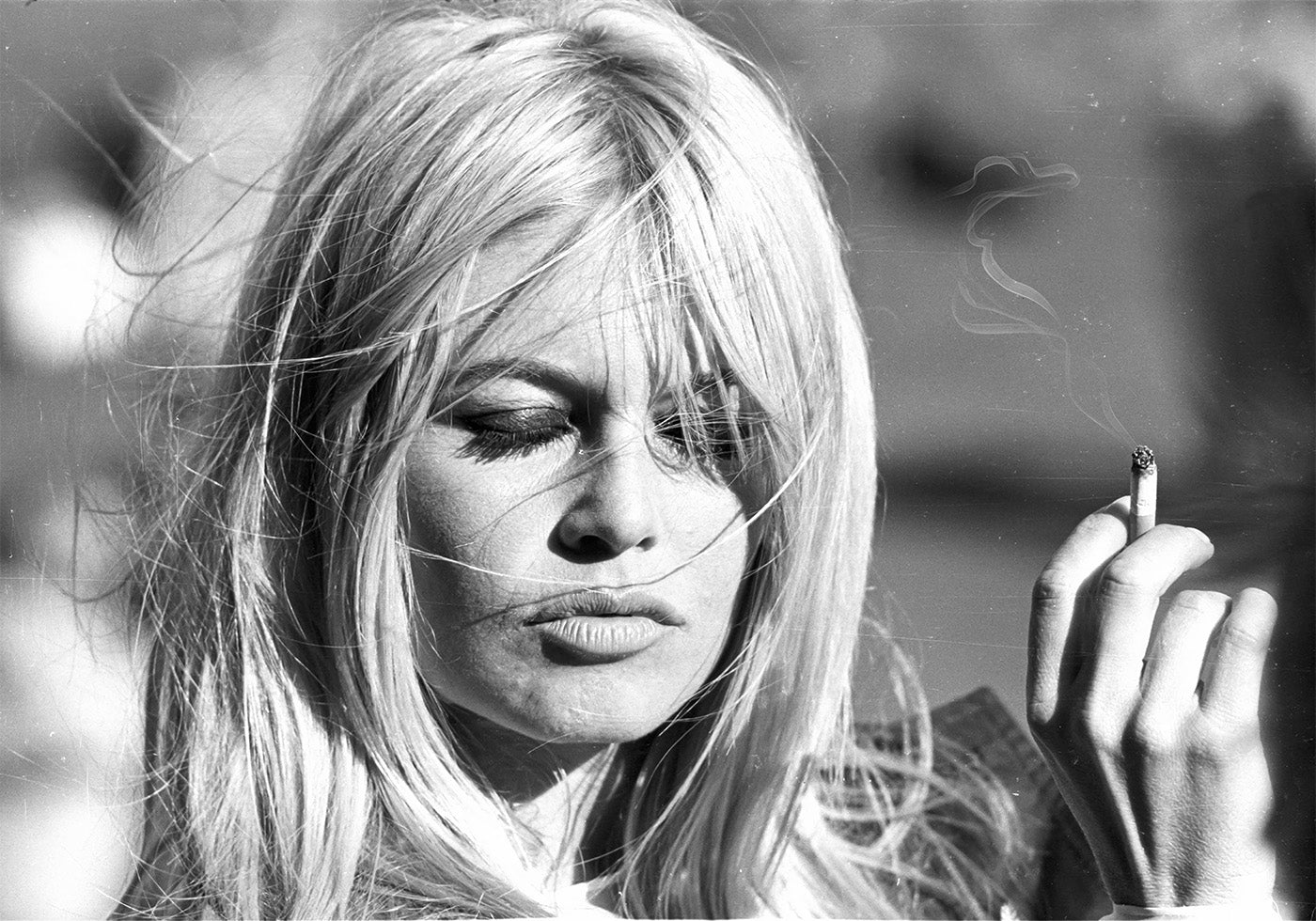 Brigitte Bardot mit Zigarette im Wind Poster - Posterbox.dk