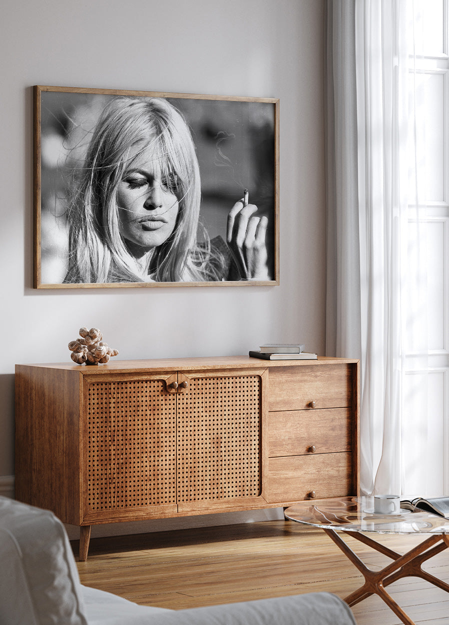 Brigitte Bardot mit Zigarette im Wind Poster - Posterbox.dk