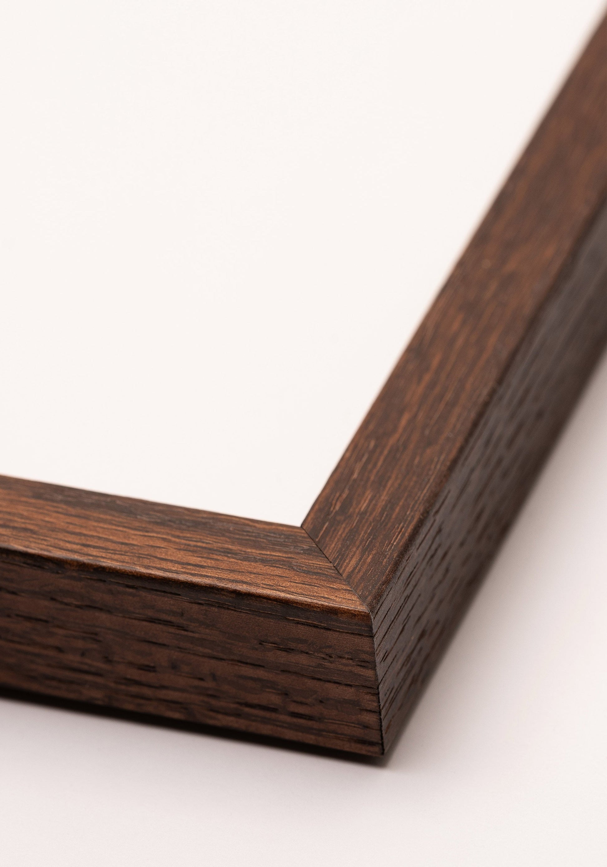 Dunkelbrauner Holzrahmen, quadratisches Poster