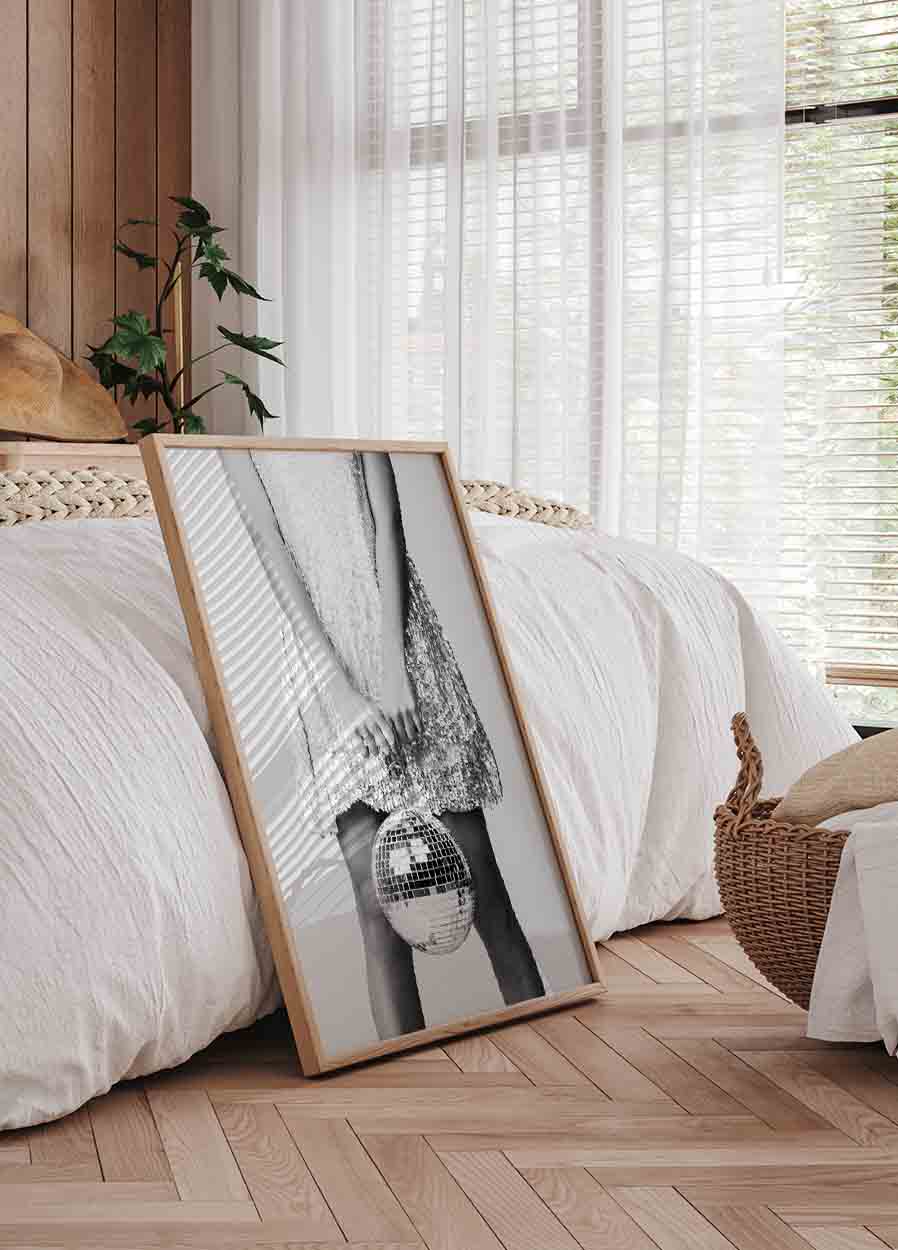 Frau mit Discokugel Poster - Posterbox.dk