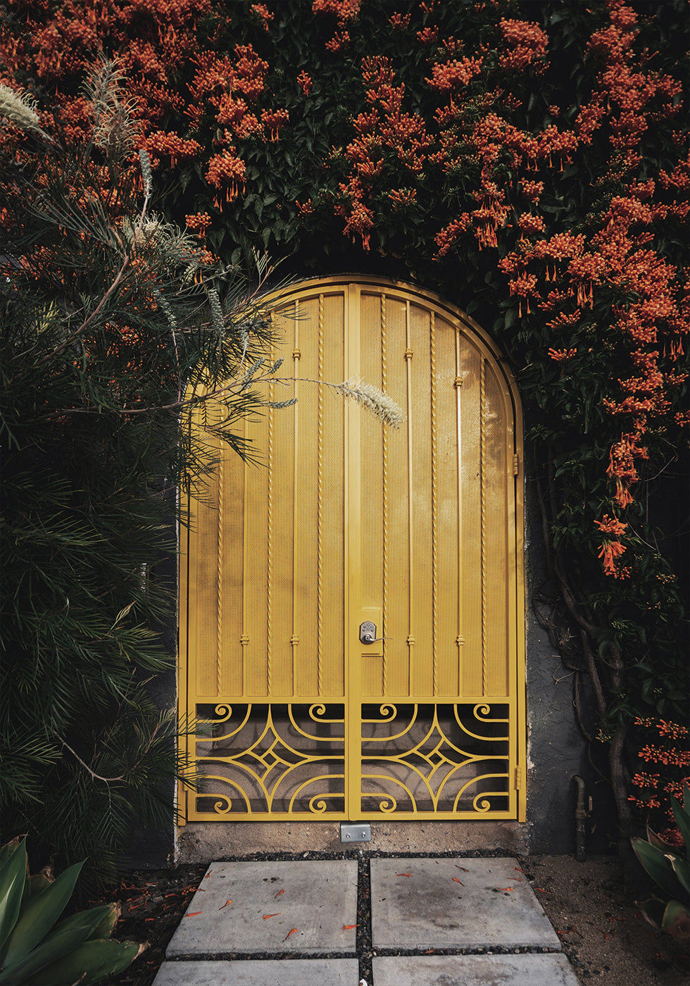 Gelbe Tür mit orangefarbenen Blumen Poster - Posterbox.dk