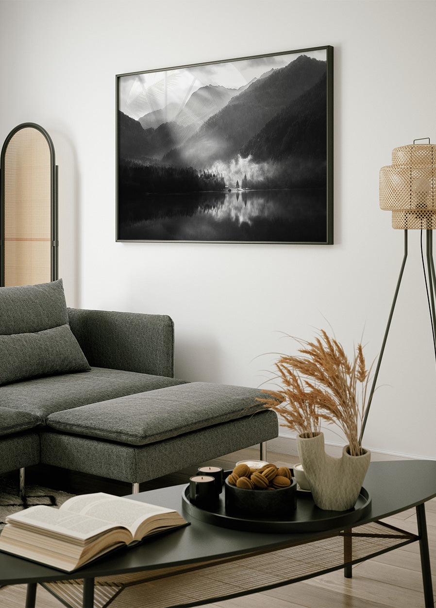Poster „Nebliges Ufer eines Bergsees“ - Posterbox.dk