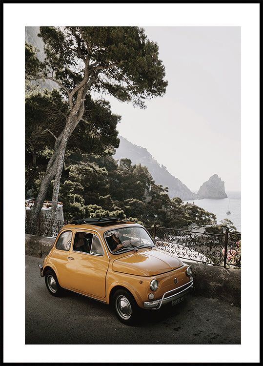 Kleines orangefarbenes Auto in Capri-Portrait-Poster - Posterbox.dk
