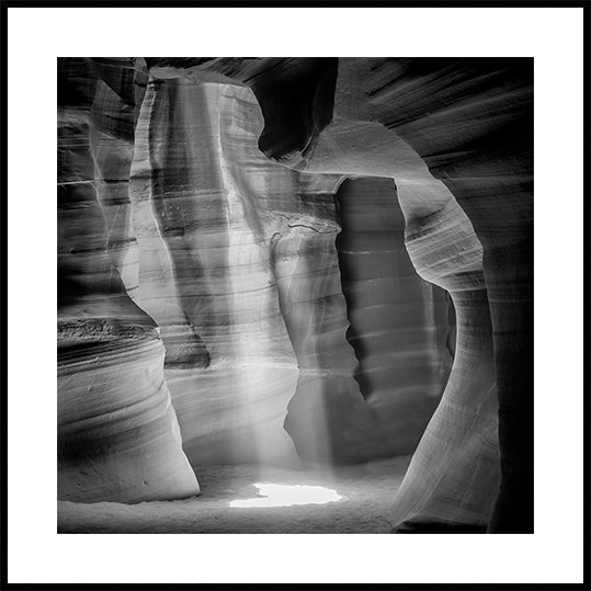 MONOCHROME ANTELOPE CANYON Wunderschönes Lichtstrahl-Poster