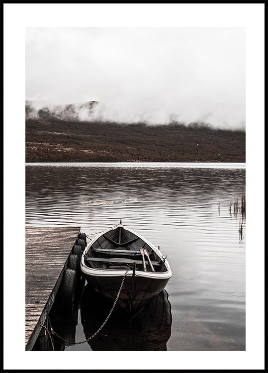Boot in einem See in der Nähe der Berge Poster - Posterbox.dk