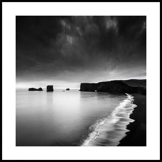 Poster zum Plätschern am Ufer eines einsamen Ozeans