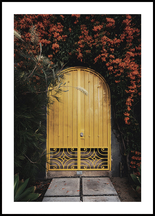 Gelbe Tür mit orangefarbenen Blumen Poster - Posterbox.dk