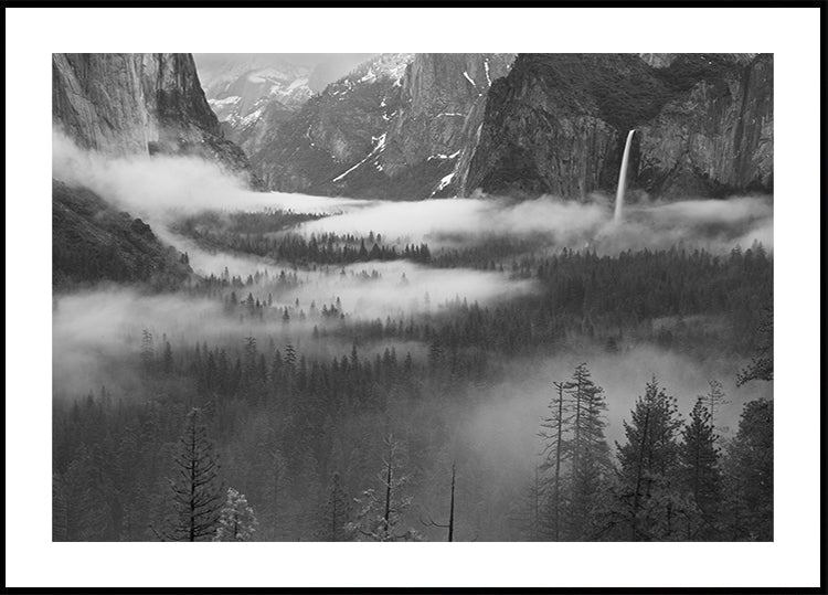 Nebel schwebt im Yosemite Valley
