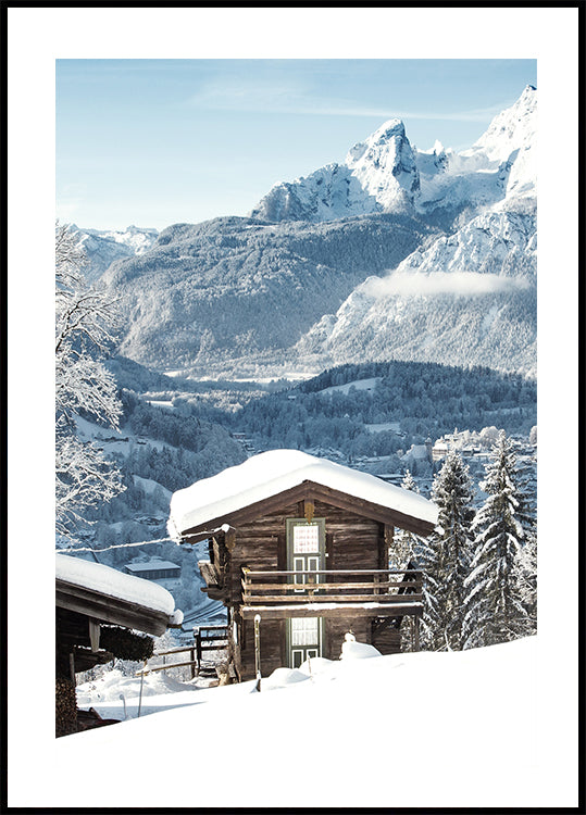 Malerische verschneite Hütte in alpiner Landschaft Poster - Posterbox.dk