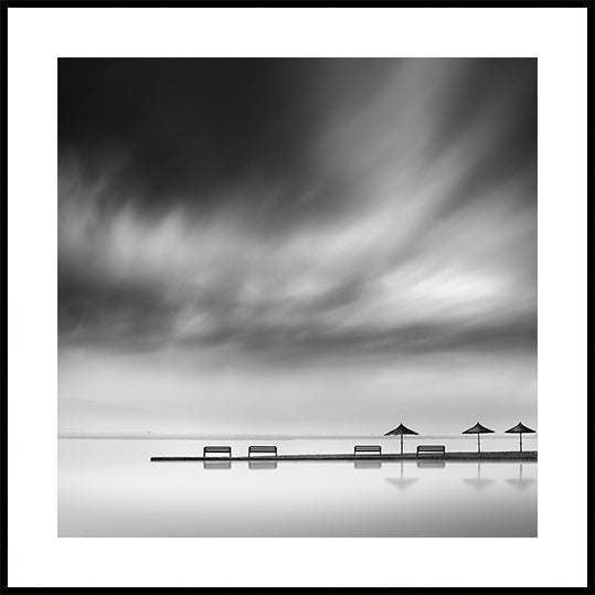 Poster mit vier Bänken und drei Sonnenschirmen