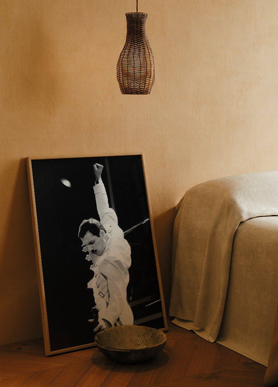 Freddie Mercury Live Hand Up Poster - Posterbox.dk