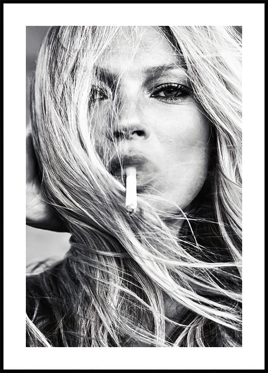 Kate Moss raucht Zigarette Poster - Posterbox.dk
