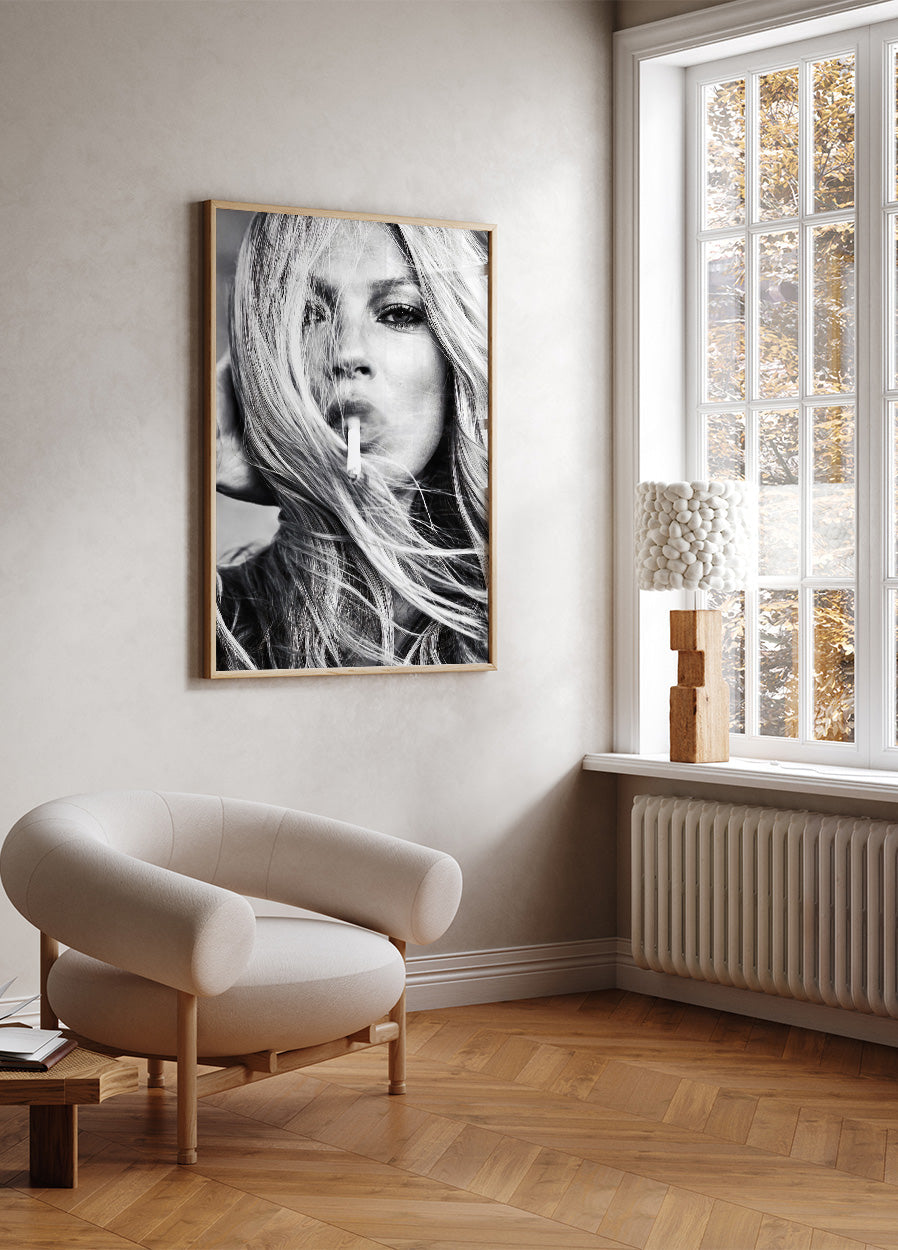 Kate Moss raucht Zigarette Poster - Posterbox.dk