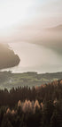 Poster mit Blick auf den nebligen See und die Berge - Posterbox.dk