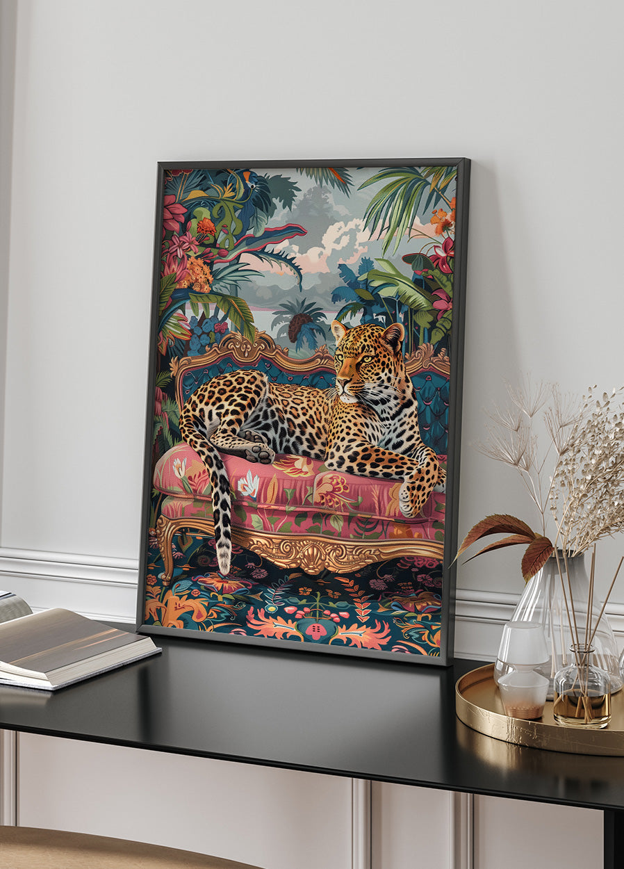 Poster „Leopard faulenzt auf einem Luxussofa“ – Posterbox.dk