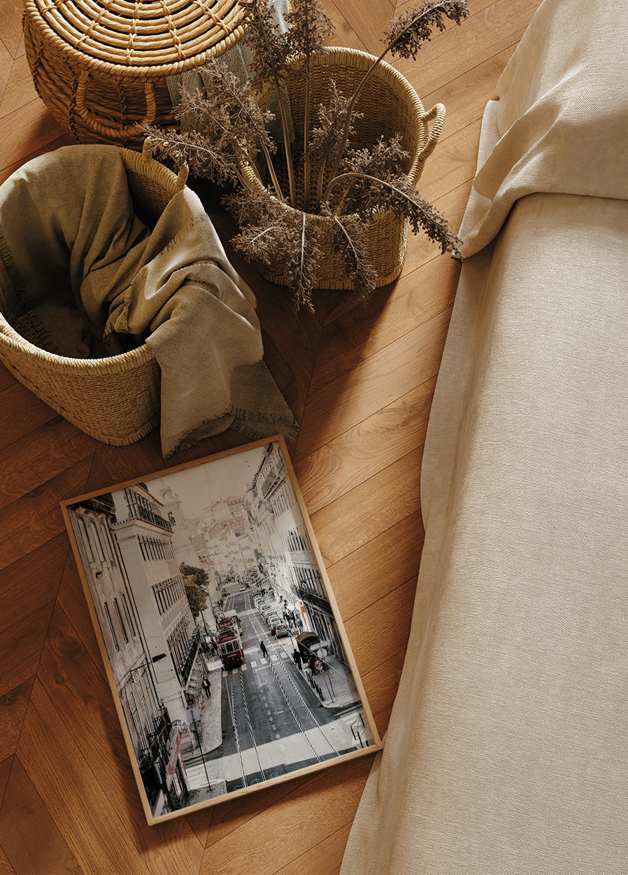 Lissabon-Straße mit einem Zug-Poster - Posterbox.dk