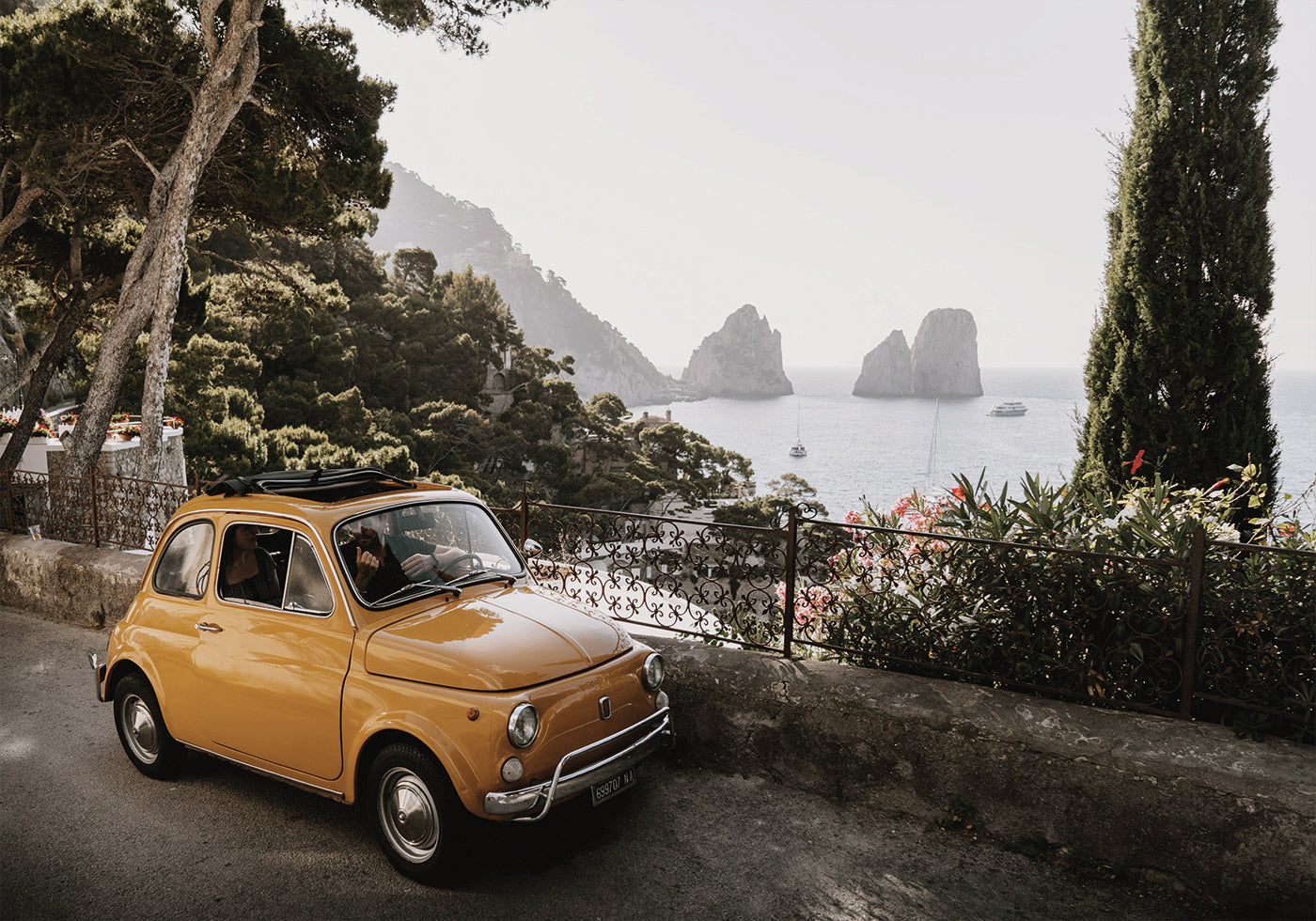 Kleines orangefarbenes Auto in Capri Poster - Posterbox.dk