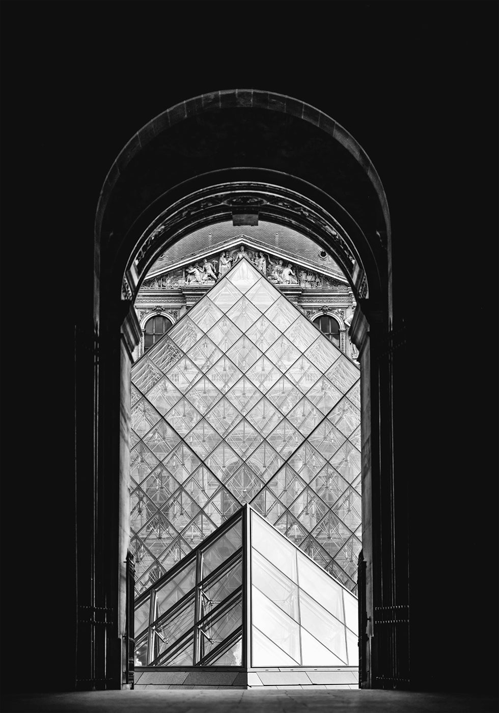 Schwarz-Weiß-Poster der Pyramide des Musée du Louvre