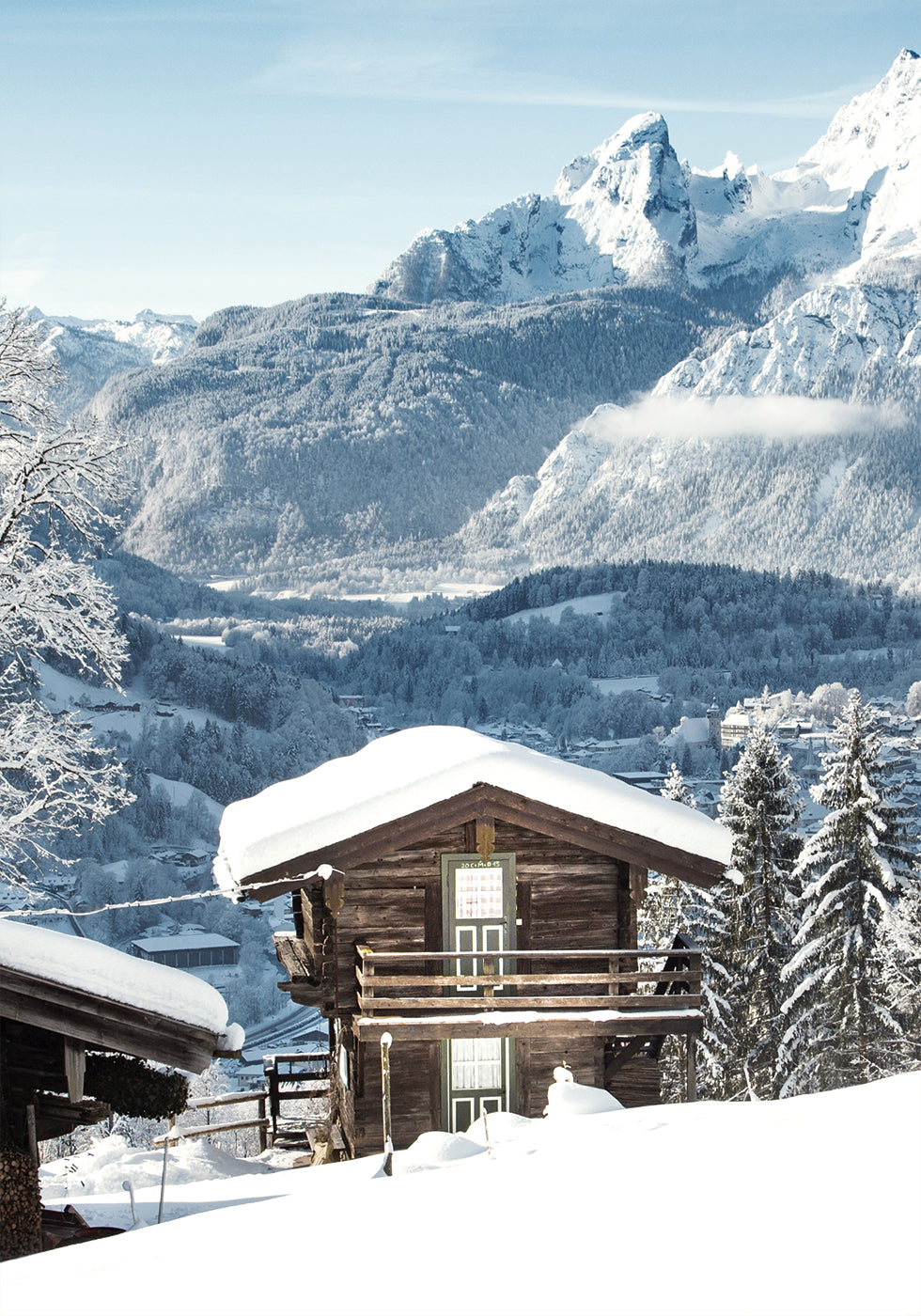 Malerische verschneite Hütte in alpiner Landschaft Poster - Posterbox.dk
