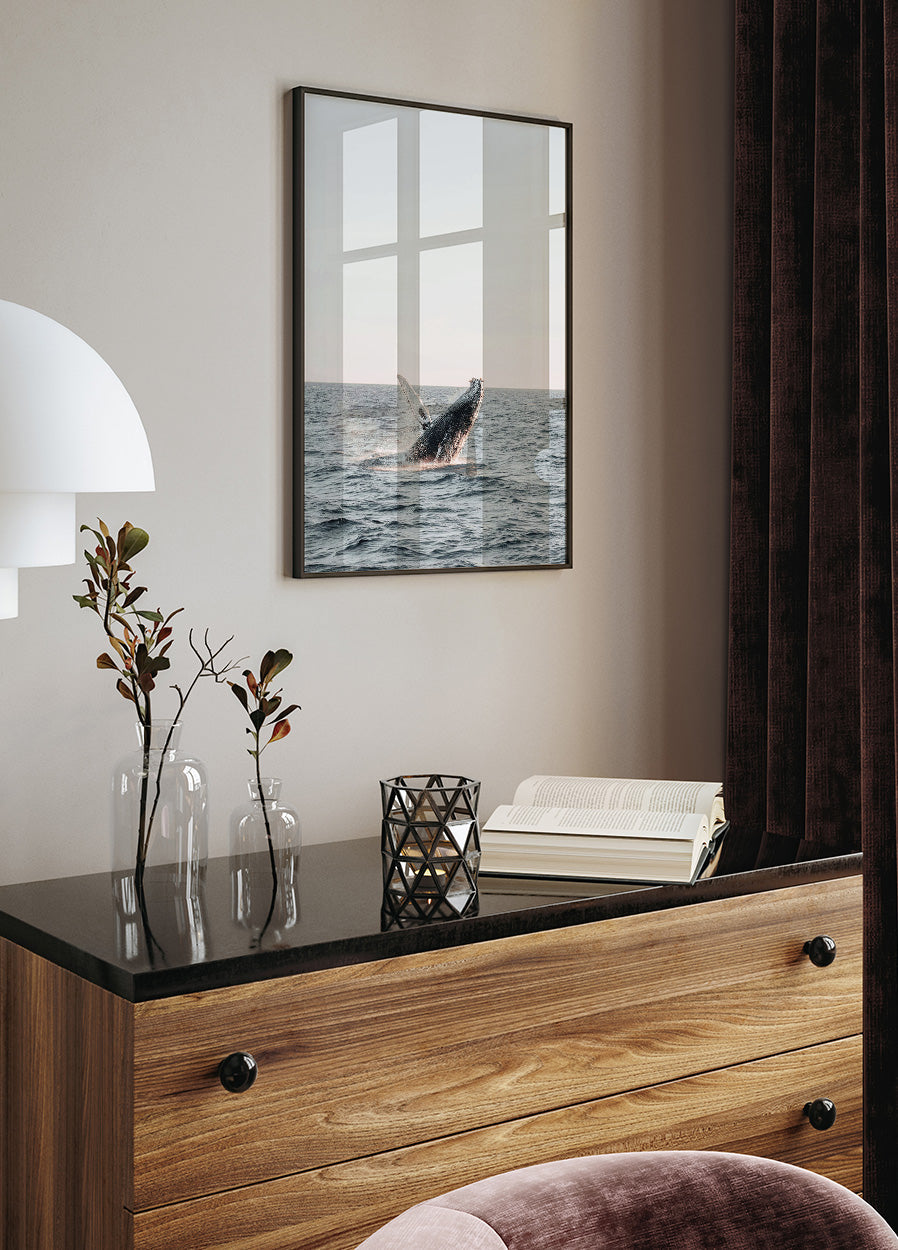Wal springt aus dem Wasser Poster - Posterbox.dk