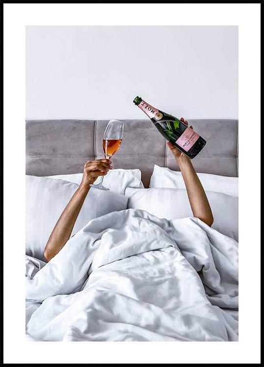 Poster Frau Champagner im Bett - Posterbox.dk