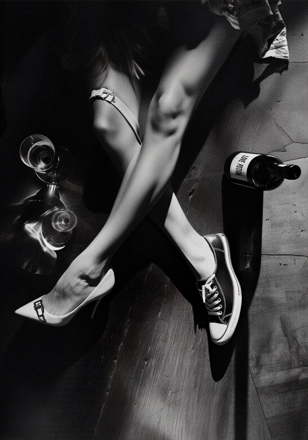 Frau trinkt Wein Elegantes urbanes Poster - Posterbox.dk