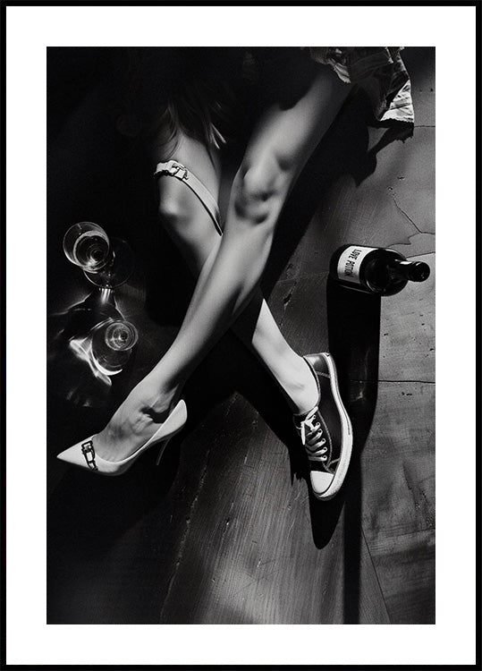 Frau trinkt Wein Elegantes urbanes Poster - Posterbox.dk