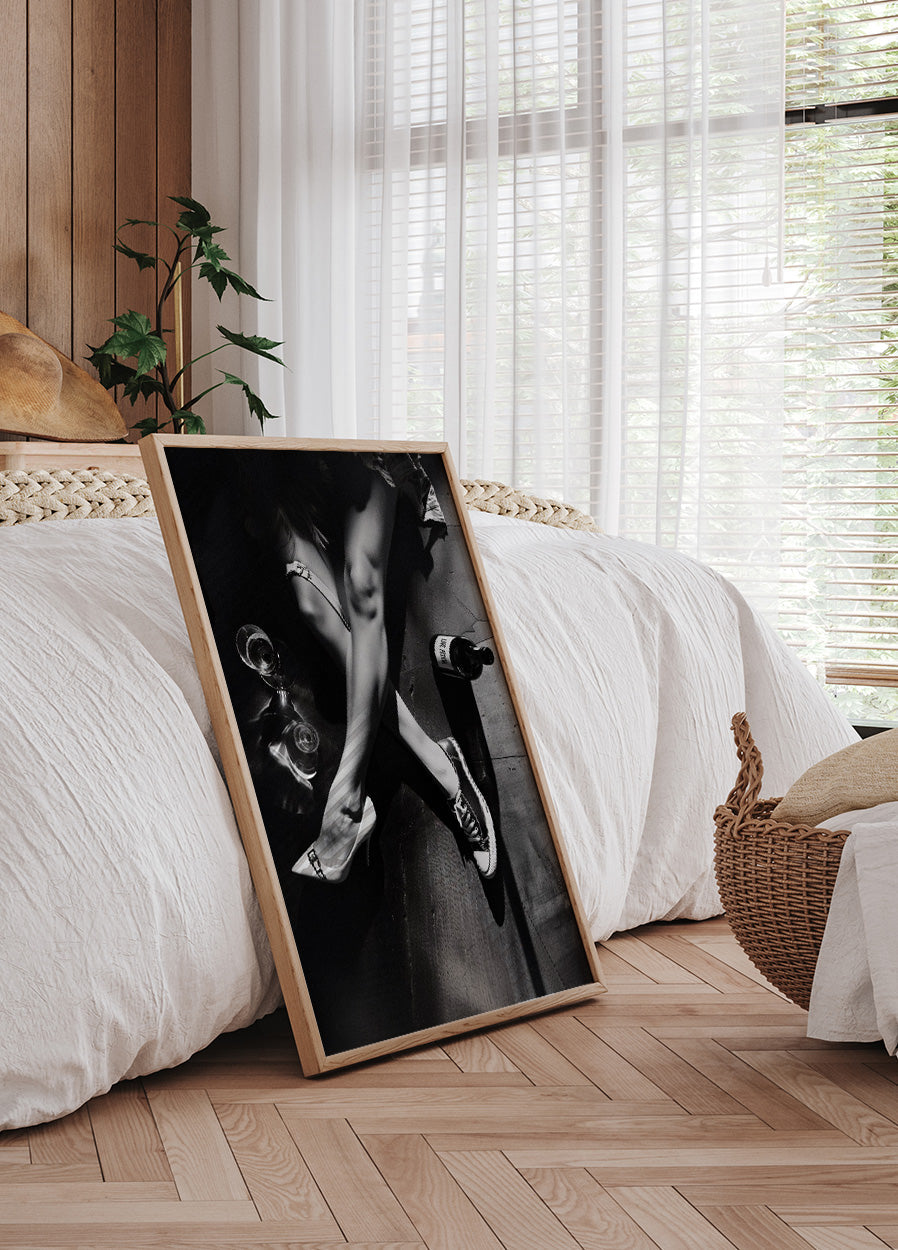 Frau trinkt Wein Elegantes urbanes Poster - Posterbox.dk