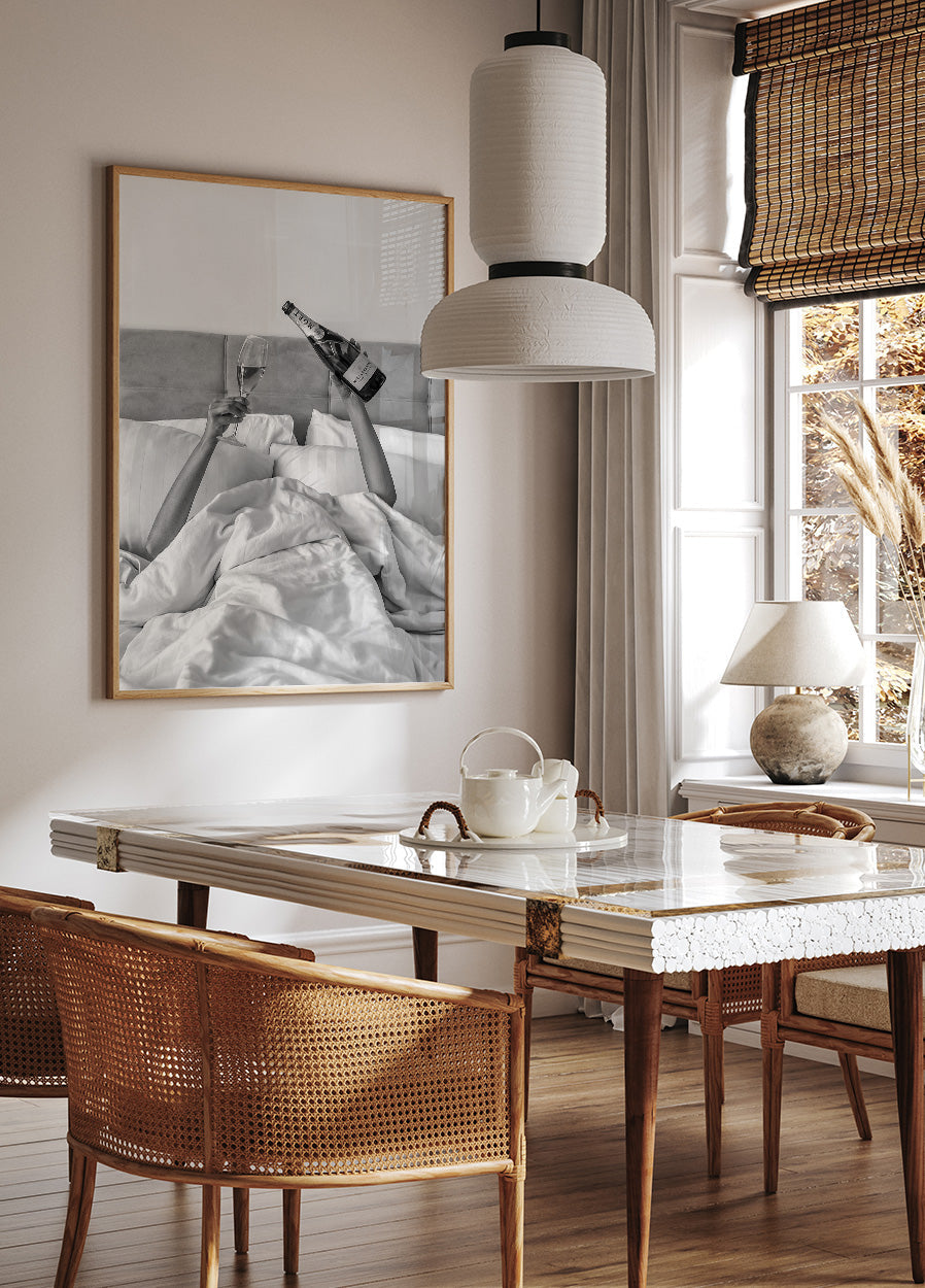 Poster Frau trinkt Wein im Bett - Posterbox.dk