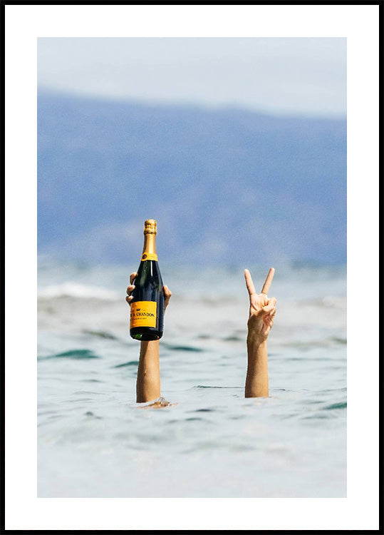 Frau mit Wein am Strand Poster - Posterbox.dk