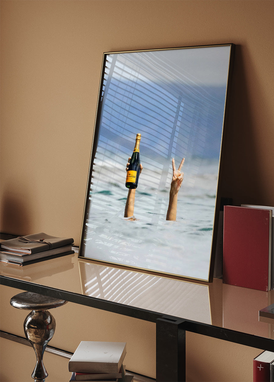 Frau mit Wein am Strand Poster - Posterbox.dk